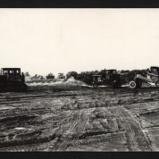 Powiększ zdjęcie Przygotowanie terenu pod lotnisko dla szkoły szybowcowej w Lesznie, 1952 r. APL, Centralna Szkoła Szybowcowa Aeroklubu Polskiego w Lesznie