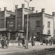 Powiększ zdjęcie Leszczyński dworzec kolejowy, 1968 r. APL, Związek Bojowników o Wolność i Demokrację w Lesznie