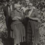 Powiększ zdjęcie Grupa pracowników Archiwum Państwowego w Lesznie, od lewej z przodu Krystyna Łabenda, Maria Buras, od lewej z tyłu Aleksander Piwoń, Beata Halicka, 1985 r.