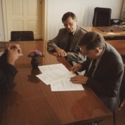 Powiększ zdjęcie Podpisanie umowy dotyczącej przejęcia budynku byłego magazynu obrony cywilnej, przeznaczonego na cele archiwalne, przez dyrektora Archiwum Państwowego dr. Aleksandra Piwonia, 15 września 2000 r.